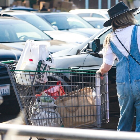 Exclusif - Sarah Michelle Gellar fait ses courses chez Bristol Farms à Santa Monica, Los Angeles, le 10 novembre 2018.