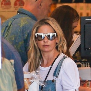 Exclusif - Sarah Michelle Gellar fait ses courses chez Bristol Farms à Santa Monica, Los Angeles, le 10 novembre 2018.