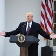 Le président des Etats-Unis, Donald Trump, gracie la dinde "Peas" (petits pois) lors de la traditionnelle cérémonie de Thanksgiving à la Maison Blanche, le 20 novembre 2018