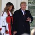 Le président des Etats-Unis, Donald Trump, gracie la dinde "Peas" (petits pois) lors de la traditionnelle cérémonie de Thanksgiving à la Maison Blanche, le 20 novembre 2018