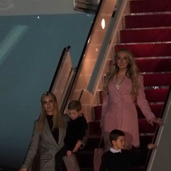 Ivanka Trump, ses enfants et sa soeur Tiffany Trump descendent de l'avion Air Force One lors de leur arrivée en Floride pour les fêtes de Thanksgiving, le 20 novembre 2018.