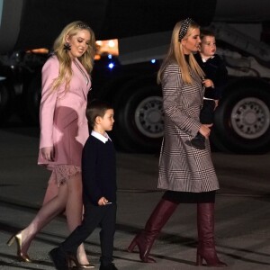 Ivanka Trump, ses enfants et sa soeur Tiffany Trump descendent de l'avion Air Force One lors de leur arrivée en Floride pour les fêtes de Thanksgiving, le 20 novembre 2018.