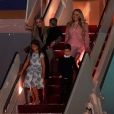 Ivanka Trump, ses enfants et sa soeur Tiffany Trump descendent de l'avion Air Force One lors de leur arrivée en Floride pour les fêtes de Thanksgiving, le 20 novembre 2018.