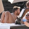 David Guetta et sa compagne Jessica Ledon profitent d'une belle journée ensoleillée en compagnie de leur petit Bulldog sur une plage à Miami le 19 novembre 2018
