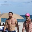 David Guetta et sa compagne Jessica Ledon profitent d'une belle journée ensoleillée en compagnie de leur petit Bulldog sur une plage à Miami. David Guetta retrouve son ami Gianluca Vacchi sur la plage. Le 19 novembre 2018
