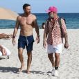 David Guetta et sa compagne Jessica Ledon profitent d'une belle journée ensoleillée en compagnie de leur petit Bulldog sur une plage à Miami. David Guetta retrouve son ami Gianluca Vacchi sur la plage. Le 19 novembre 2018
