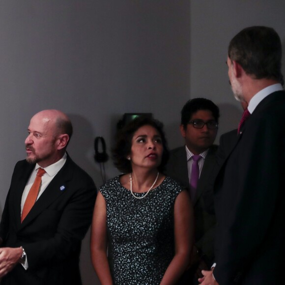 Le roi Felipe VI et la reine Letizia d'Espagne à l'ambassade d'Espagne à l'occasion de leur visite officielle à Lima au Pérou le 13 novembre 2018.