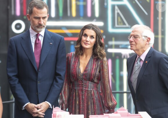 Le roi Felipe VI et la reine Letizia d'Espagne à l'ambassade d'Espagne à l'occasion de leur visite officielle à Lima au Pérou le 13 novembre 2018.