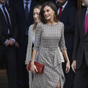 La reine Letizia d'Espagne portait une robe à carreaux Pedro Del Hierro le 19 novembre 2018 pour célébrer avec le roi Felipe VI le bicentenaire du musée du Prado, à Madrid, et inaugurer l'exposition événement créée pour l'occasion.