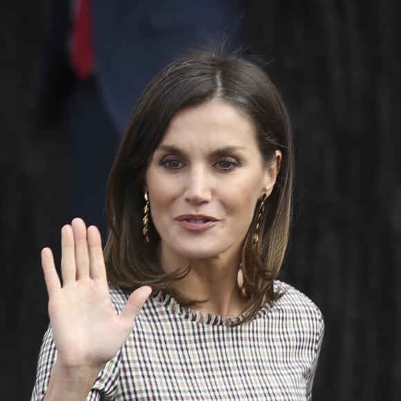 La reine Letizia d'Espagne portait une robe à carreaux Pedro Del Hierro le 19 novembre 2018 pour célébrer avec le roi Felipe VI le bicentenaire du musée du Prado, à Madrid, et inaugurer l'exposition événement créée pour l'occasion.