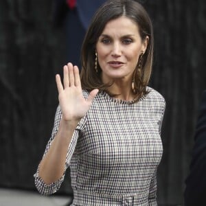 La reine Letizia d'Espagne portait une robe à carreaux Pedro Del Hierro le 19 novembre 2018 pour célébrer avec le roi Felipe VI le bicentenaire du musée du Prado, à Madrid, et inaugurer l'exposition événement créée pour l'occasion.