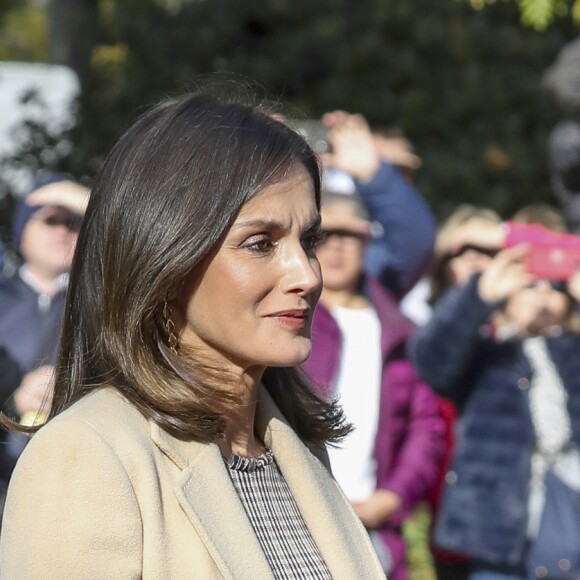 La reine Letizia d'Espagne portait une robe à carreaux Pedro Del Hierro le 19 novembre 2018 pour célébrer avec le roi Felipe VI le bicentenaire du musée du Prado, à Madrid, et inaugurer l'exposition événement créée pour l'occasion.