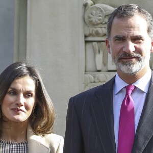 La reine Letizia d'Espagne portait une robe à carreaux Pedro Del Hierro le 19 novembre 2018 pour célébrer avec le roi Felipe VI le bicentenaire du musée du Prado, à Madrid, et inaugurer l'exposition événement créée pour l'occasion.