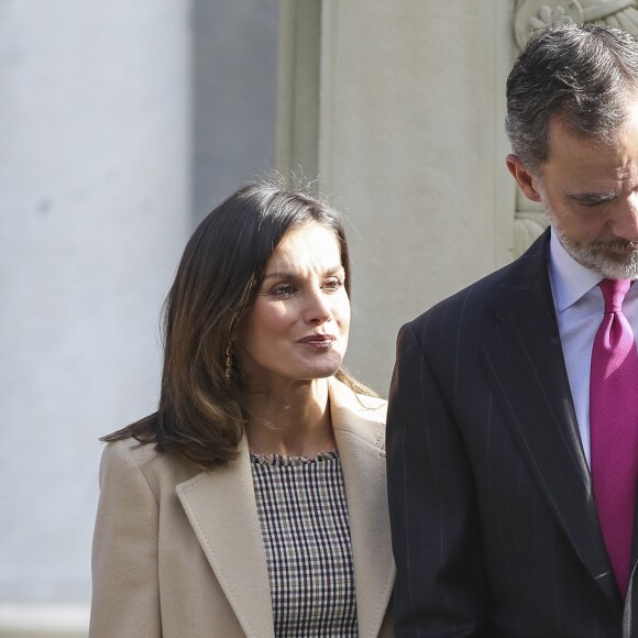 La reine Letizia d'Espagne portait une robe à carreaux Pedro Del Hierro le 19 novembre 2018 pour célébrer avec le roi Felipe VI le bicentenaire du musée du Prado, à Madrid, et inaugurer l'exposition événement créée pour l'occasion.