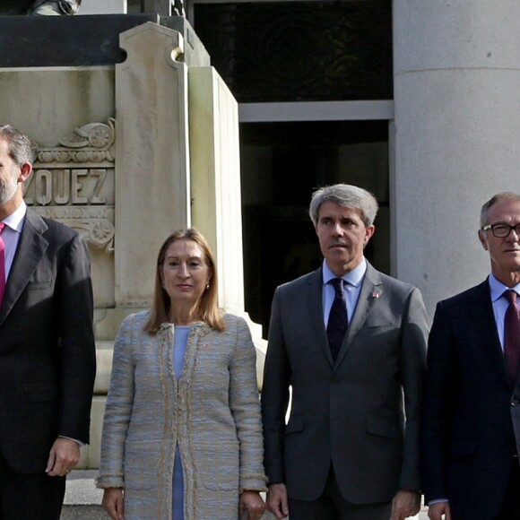 La reine Letizia d'Espagne portait une robe à carreaux Pedro Del Hierro le 19 novembre 2018 pour célébrer avec le roi Felipe VI le bicentenaire du musée du Prado, à Madrid, et inaugurer l'exposition événement créée pour l'occasion.