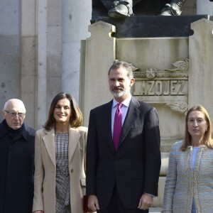 La reine Letizia d'Espagne portait une robe à carreaux Pedro Del Hierro le 19 novembre 2018 pour célébrer avec le roi Felipe VI le bicentenaire du musée du Prado, à Madrid, et inaugurer l'exposition événement créée pour l'occasion.