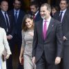 La reine Letizia d'Espagne portait une robe à carreaux Pedro Del Hierro le 19 novembre 2018 pour célébrer avec le roi Felipe VI le bicentenaire du musée du Prado, à Madrid, et inaugurer l'exposition événement créée pour l'occasion.