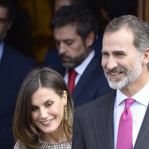 La reine Letizia d'Espagne portait une robe à carreaux Pedro Del Hierro le 19 novembre 2018 pour célébrer avec le roi Felipe VI le bicentenaire du musée du Prado, à Madrid, et inaugurer l'exposition événement créée pour l'occasion.