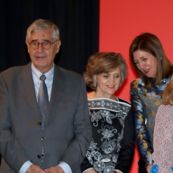 La reine Letizia d'Espagne, en haut Hugo Boss et jupe Carolina Herrera, lors du 100e anniversaire de l'école d'infirmières et de l'hôpital central de la Croix-Rouge espagnole, le 20 novembre 2018 au Cercle des Beaux-Arts à Madrid.