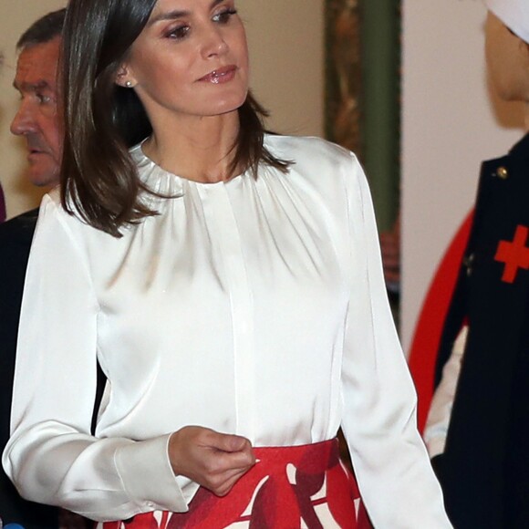 La reine Letizia d'Espagne, en haut Hugo Boss et jupe Carolina Herrera, lors du 100e anniversaire de l'école d'infirmières et de l'hôpital central de la Croix-Rouge espagnole, le 20 novembre 2018 au Cercle des Beaux-Arts à Madrid.