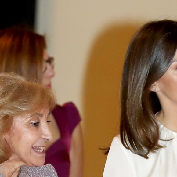 La reine Letizia d'Espagne, en haut Hugo Boss et jupe Carolina Herrera, lors du 100e anniversaire de l'école d'infirmières et de l'hôpital central de la Croix-Rouge espagnole, le 20 novembre 2018 au Cercle des Beaux-Arts à Madrid.