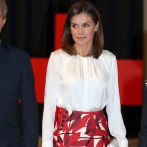 La reine Letizia d'Espagne, en haut Hugo Boss et jupe Carolina Herrera, lors du 100e anniversaire de l'école d'infirmières et de l'hôpital central de la Croix-Rouge espagnole, le 20 novembre 2018 au Cercle des Beaux-Arts à Madrid.