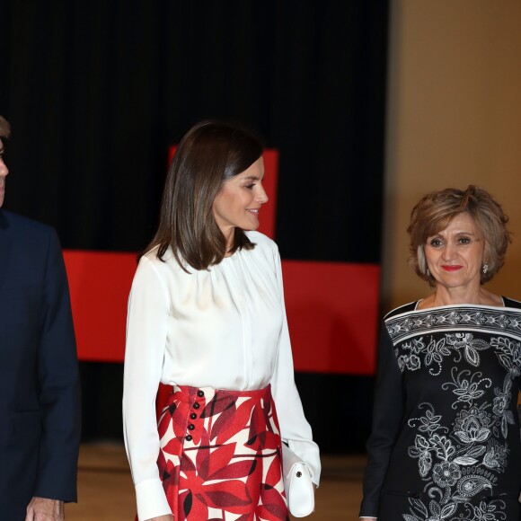 La reine Letizia d'Espagne, en haut Hugo Boss et jupe Carolina Herrera, lors du 100e anniversaire de l'école d'infirmières et de l'hôpital central de la Croix-Rouge espagnole, le 20 novembre 2018 au Cercle des Beaux-Arts à Madrid.