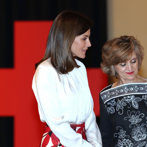 La reine Letizia d'Espagne, en haut Hugo Boss et jupe Carolina Herrera, lors du 100e anniversaire de l'école d'infirmières et de l'hôpital central de la Croix-Rouge espagnole, le 20 novembre 2018 au Cercle des Beaux-Arts à Madrid.