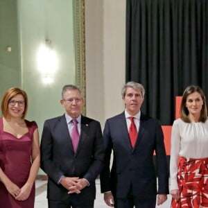 La reine Letizia d'Espagne, en haut Hugo Boss et jupe Carolina Herrera, lors du 100e anniversaire de l'école d'infirmières et de l'hôpital central de la Croix-Rouge espagnole, le 20 novembre 2018 au Cercle des Beaux-Arts à Madrid.