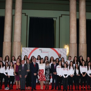 La reine Letizia d'Espagne, en haut Hugo Boss et jupe Carolina Herrera, lors du 100e anniversaire de l'école d'infirmières et de l'hôpital central de la Croix-Rouge espagnole, le 20 novembre 2018 au Cercle des Beaux-Arts à Madrid.