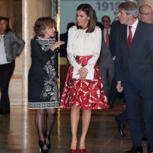 La reine Letizia d'Espagne, en haut Hugo Boss et jupe Carolina Herrera, lors du 100e anniversaire de l'école d'infirmières et de l'hôpital central de la Croix-Rouge espagnole, le 20 novembre 2018 au Cercle des Beaux-Arts à Madrid.