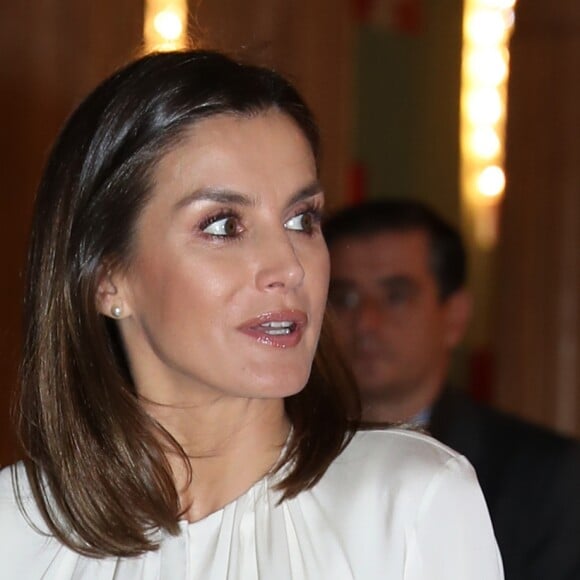 La reine Letizia d'Espagne, en haut Hugo Boss et jupe Carolina Herrera, lors du 100e anniversaire de l'école d'infirmières et de l'hôpital central de la Croix-Rouge espagnole, le 20 novembre 2018 au Cercle des Beaux-Arts à Madrid.