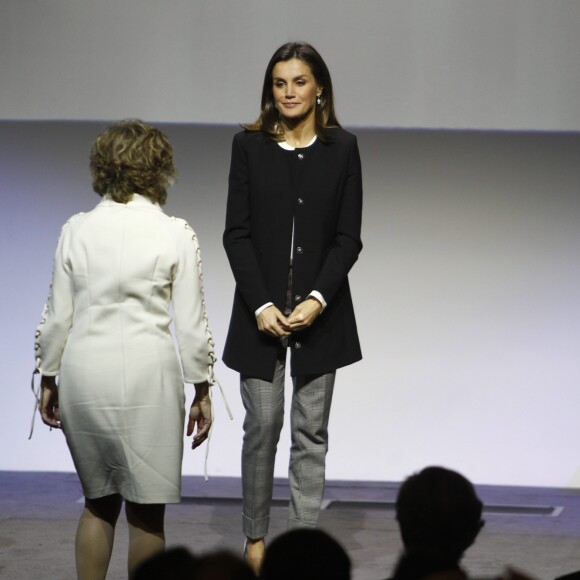La reine Letizia d'Espagne lors du 10e anniversaire des Prix de l'intégration BBVA, le 22 novembre 2018 au siège de l'organisme bancaire à Madrid.