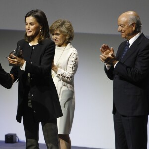 La reine Letizia d'Espagne lors du 10e anniversaire des Prix de l'intégration BBVA, le 22 novembre 2018 au siège de l'organisme bancaire à Madrid.