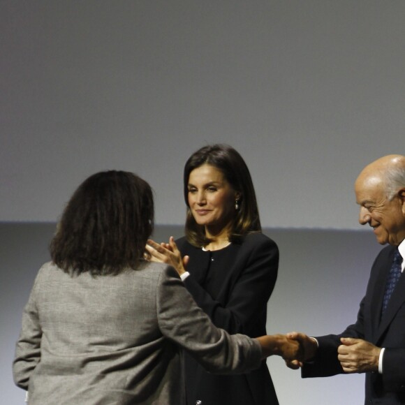 La reine Letizia d'Espagne lors du 10e anniversaire des Prix de l'intégration BBVA, le 22 novembre 2018 au siège de l'organisme bancaire à Madrid.