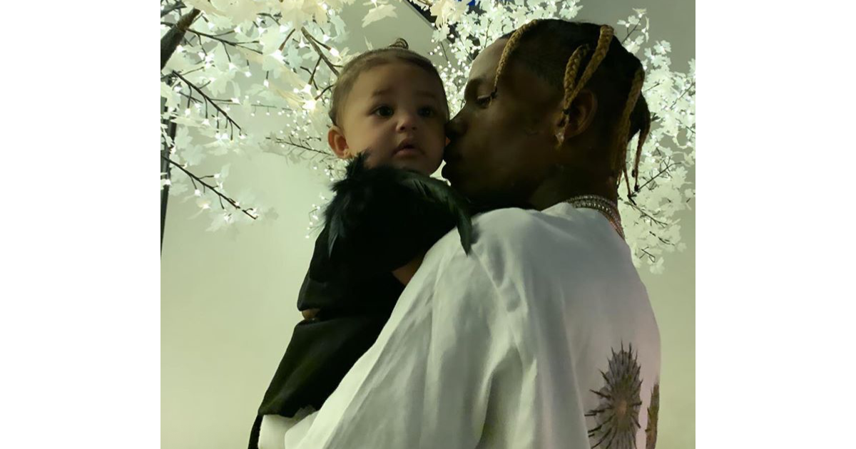 Kylie Jenner Comblée avec Stormi et Travis Scott pour Thanksgiving en