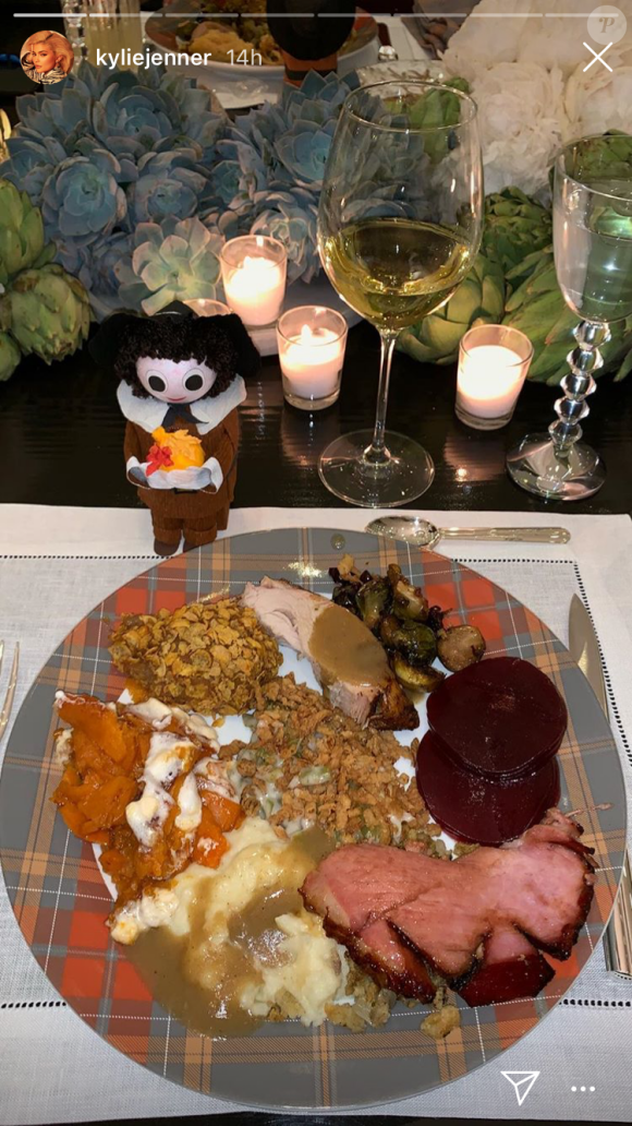 Kylie Jenner a fêté Thanksgiving en famille avec sa fille Stormi, son chéri Travis Scott et tous les membres de la famille Kardashian le 22 novembre 2018