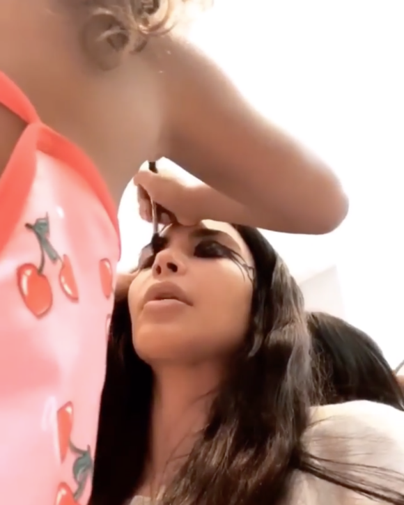 Kim Kardashian, maquillée par sa fille North et sa nièce Dream. Novembre 2018.