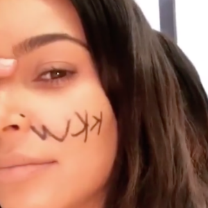 Kim Kardashian, maquillée par sa fille North et sa nièce Dream. Novembre 2018.