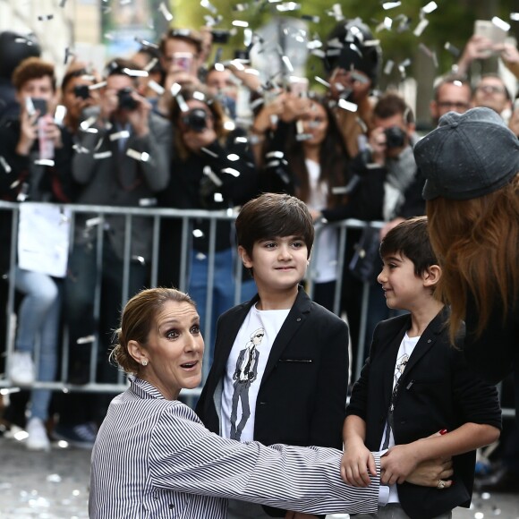Eddy et Nelson Angelil - Celine Dion quitte l'hôtel Royal Monceau avec ses enfants et prend un jet privé au Bourget le 10 août 2017.