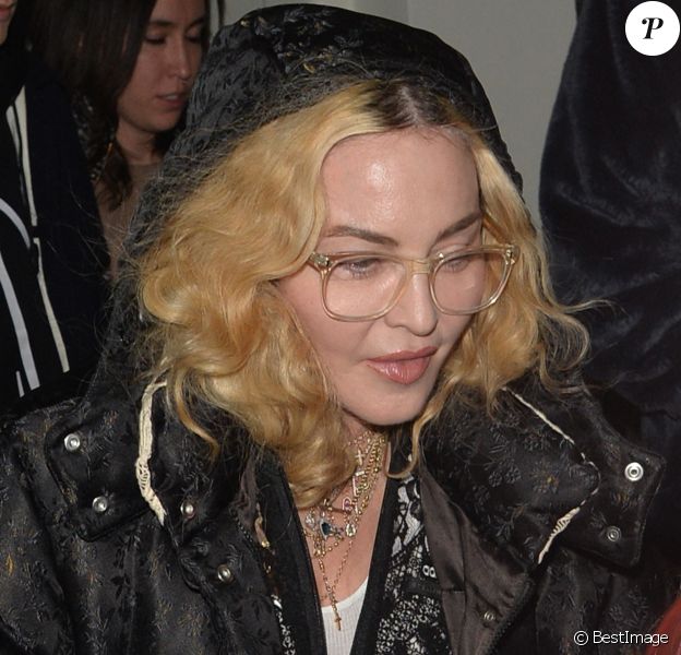 Exclusif - Madonna est allée diner au Soho House avec une de ses petites jumelles à Londres. Les autres enfants de Madonna sont sortis séparément du restaurant un peu avant. La petite fille porte une perruque rose. Le 30 octobre 2018.