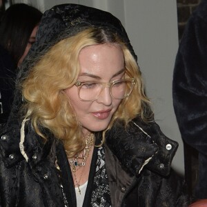 Exclusif - Madonna est allée diner au Soho House avec une de ses petites jumelles à Londres. Les autres enfants de Madonna sont sortis séparément du restaurant un peu avant. La petite fille porte une perruque rose. Le 30 octobre 2018.