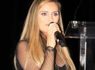 Clara Morgane : Cache-tétons scintillants pour un striptease torride