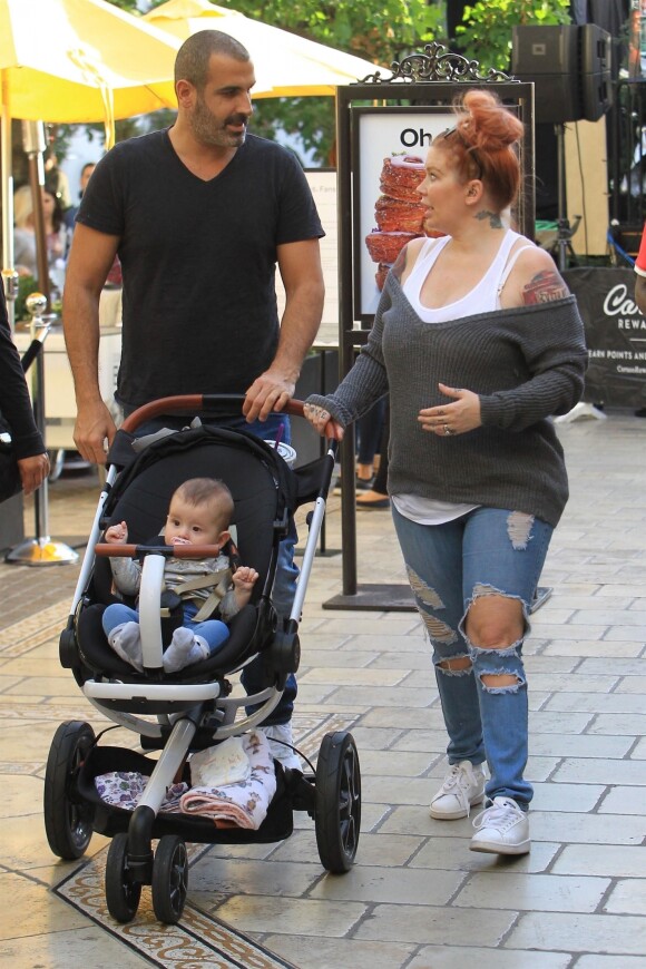 Jenna Jameson, son compagnon Lior Bitton et leur fille Batel à Los Angeles. Le 20 novembre 2017.