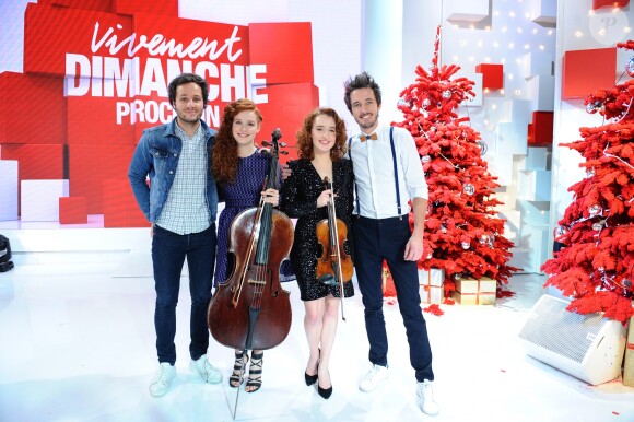 Exclusif - Vianney, Camille Bertholet, Julie Bertholet et le magicien Gus lors de l'enregistrement de l'émission "Vivement Dimanche" au studio Gabriel à Paris, diffusée le 2 décembre sur France 2. Le 21 novembre 2018 © Guillaume Gaffiot / Bestimage