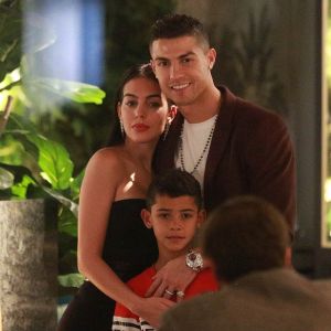 Cristiano Ronaldo, sa compagne Georgina Rodríguez et son fils Cristiano Ronaldo Jr. ont dîné au restaurant Zela à Londres le 13 novembre 2018.