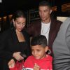 Cristiano Ronaldo, sa compagne Georgina Rodríguez et son fils Cristiano Ronaldo Jr. quittent le restaurant Zela à Londres le 13 novembre 2018.