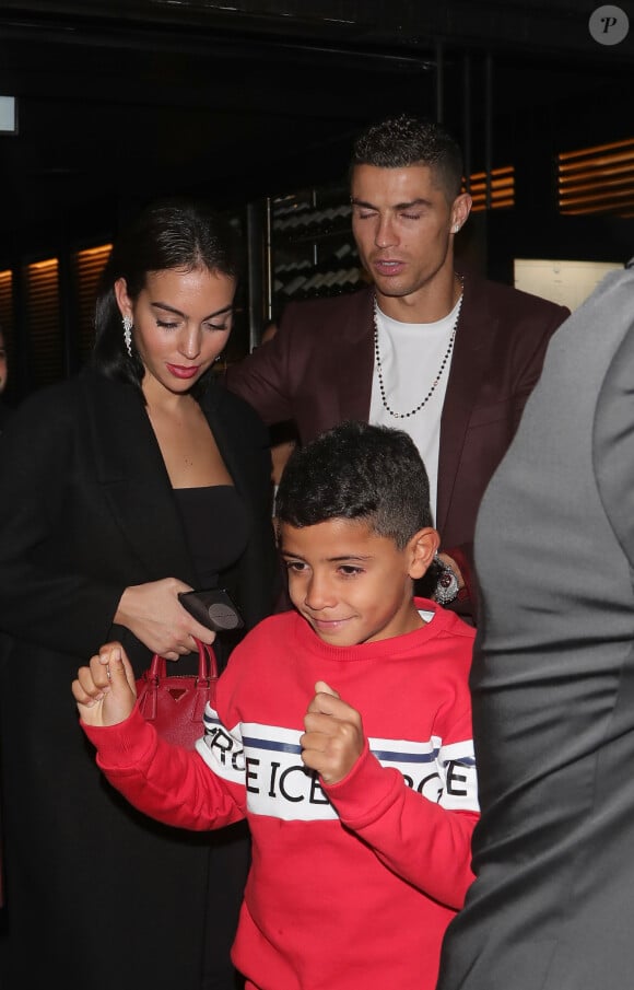 Cristiano Ronaldo, sa compagne Georgina Rodríguez et son fils Cristiano Ronaldo Jr. quittent le restaurant Zela à Londres le 13 novembre 2018.