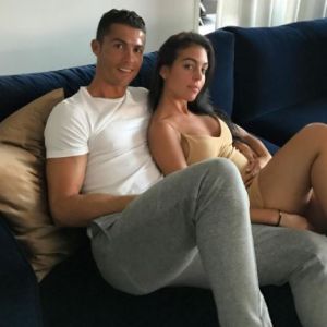 Cristiano Ronaldo partage la toute première photo avec sa compagne Georgina Rodriguez sur son compte Instagram, le 25 ami 2017.