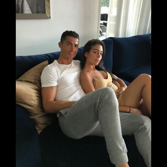 Cristiano Ronaldo partage la toute première photo avec sa compagne Georgina Rodriguez sur son compte Instagram, le 25 ami 2017.